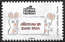 Lapins crétins tenant une enveloppe à  l'envers