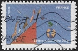 Escalier avec animaux et homme arrosant un arbre sur la terre Escalier avec animaux et homme arrosant un arbre sur la terre