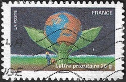Homme arrosant une plante contenant la Terre Homme arrosant une plante contenant la Terre