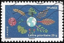 La terre entourée d'arbres, de fleurs et de céréales La terre entourée d'arbres, de fleurs et de céréales