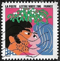 Couple s'embrassant sous le gui Couple s'embrassant sous le gui